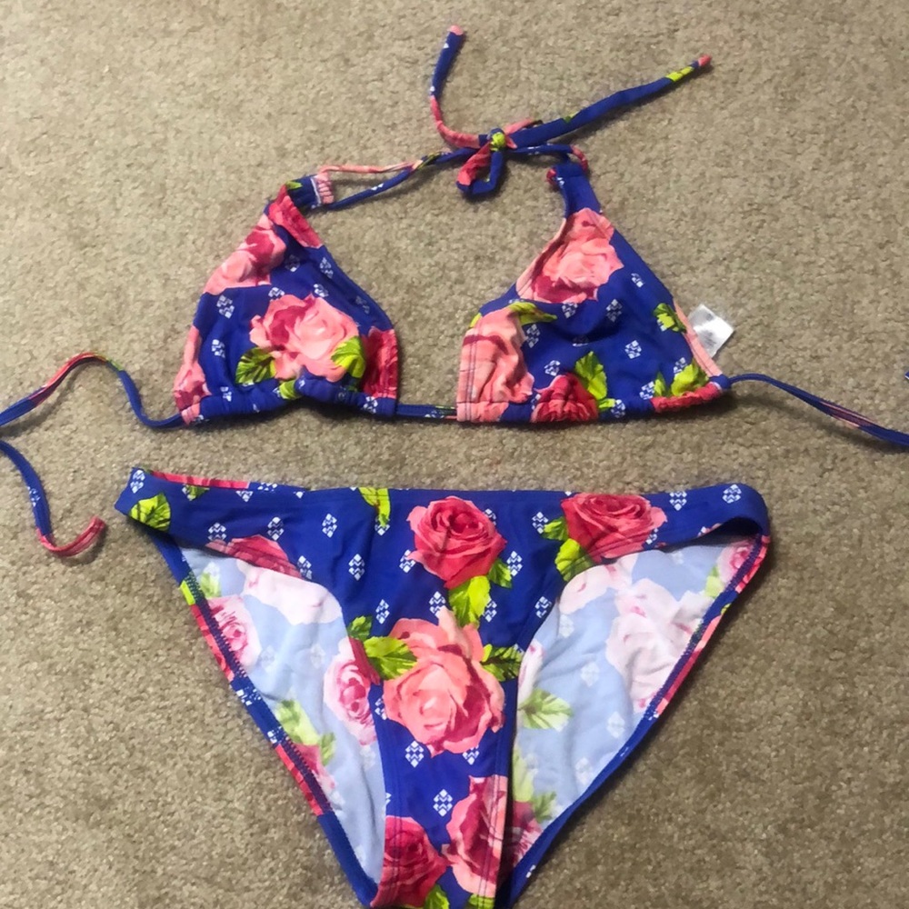 Body Glove Triangle Bikini. Size Large.